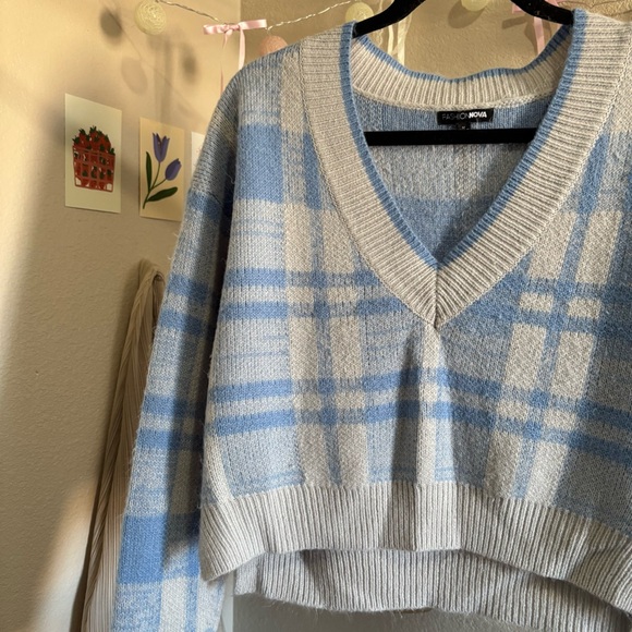 ୨୧ ・゚✧ Fashion Nova Living The Comfy Life Cropped Blue V Neck Sweater - Picture 4 of 5